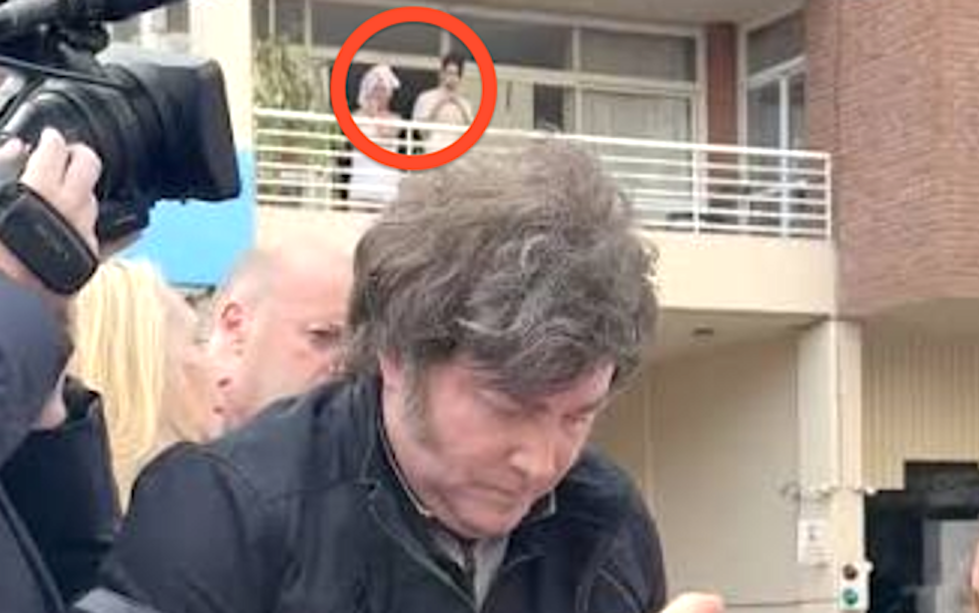 Una mujer se hizo viral durante la visita de Javier Milei a Bahía Blanca por salir a verlo en toalla a un balcón.