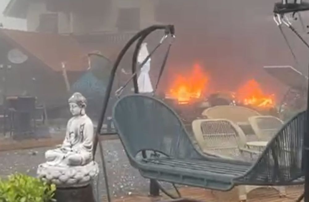 La avioneta se estrelló contra un pueblo en el sur de Brasil. (Captura de video)