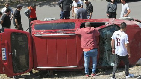 Camioneta desbarrancó y volcó en Acceso Sur y Rodríguez Peña