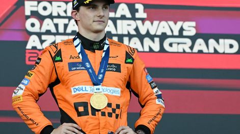 Piastri obtuvo el GP de Bakú, en un apasionante duelo con Leclerc