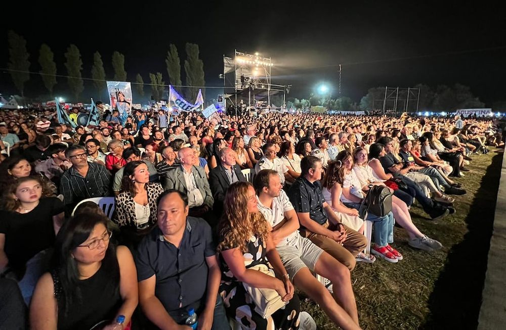 Maipú reemplazó el palco de autoridades por miembros destacados de la comunidad