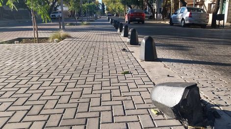 Los Andes | Algunos sectores del paseo Strassera lucen sin bolardos. | Foto: Los Andes