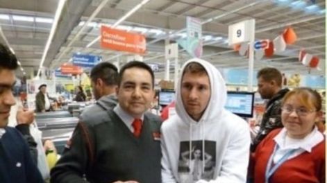 En Parque Patricios, la visita de Messi despertó el recuerdo hacia su clásico rival
