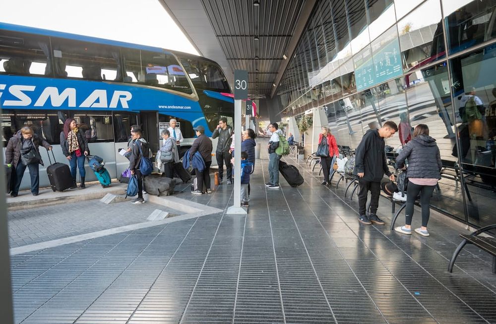 Pasajes gratuitos en la mira: el Gobierno quitó compensaciones y crece el conflicto con las empresas de micros