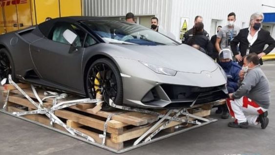 El valor inicial del auto es de 301.738,73 dólares pero con la suma de impuestos y gastos de flete aéreo Chetta terminó pagando casi 700 mil dólares.