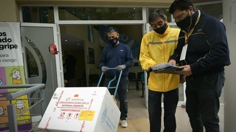Las dosis fueron trasladadas por Correo Argentino a la sede del Vacunatorio Central - Orlando Pelichotti / Los Andes