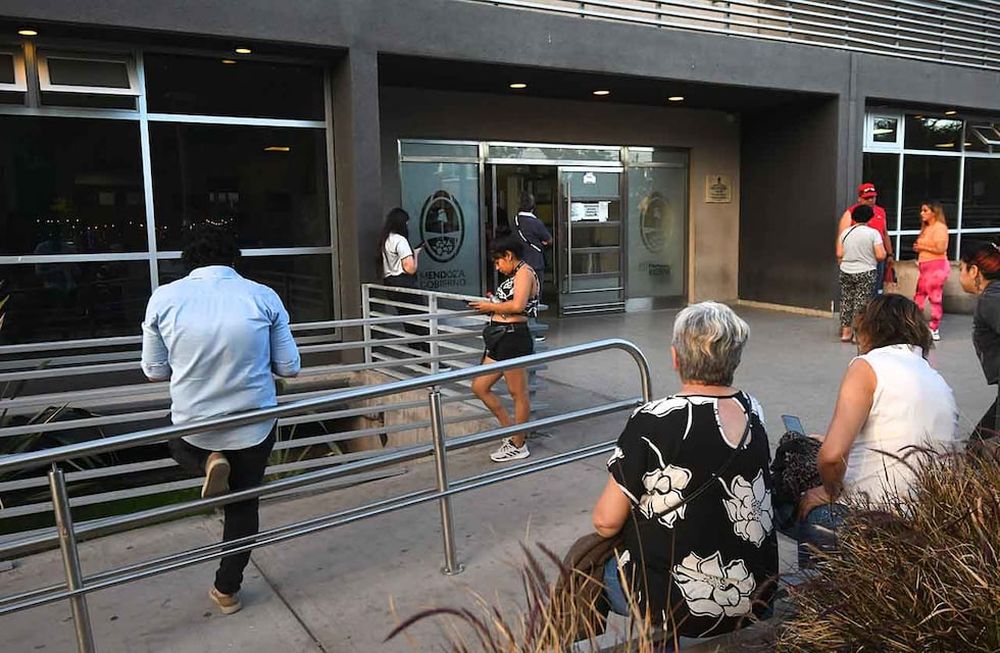 Si bien muchos otorgan los turnos por el 148, la gente conserva el hábito de asistir a solicitar un lugar, ante lo cual sólo les quedan los turnos excedentes de lo ya otorgado. | Foto: José Gutiérrez / Los Andes