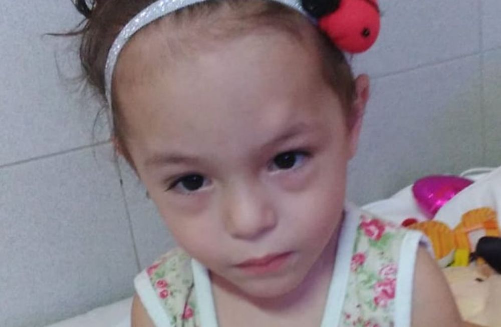 Guadalupe Martínez vive en La Estanzuela, nació prematura y con numerosos problemas de salud, entre ellos una dificultad en la vista. Este sábado iba a ser intervenida en el Hospital Garrahan pero todos los ahorros de la familia quedaron bajo fuego cuando un cortocircuito provocó un incendio y destruyó gran parte de su casa.