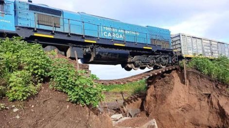 En Salta, un tren quedó colgando tras caerse un puente.