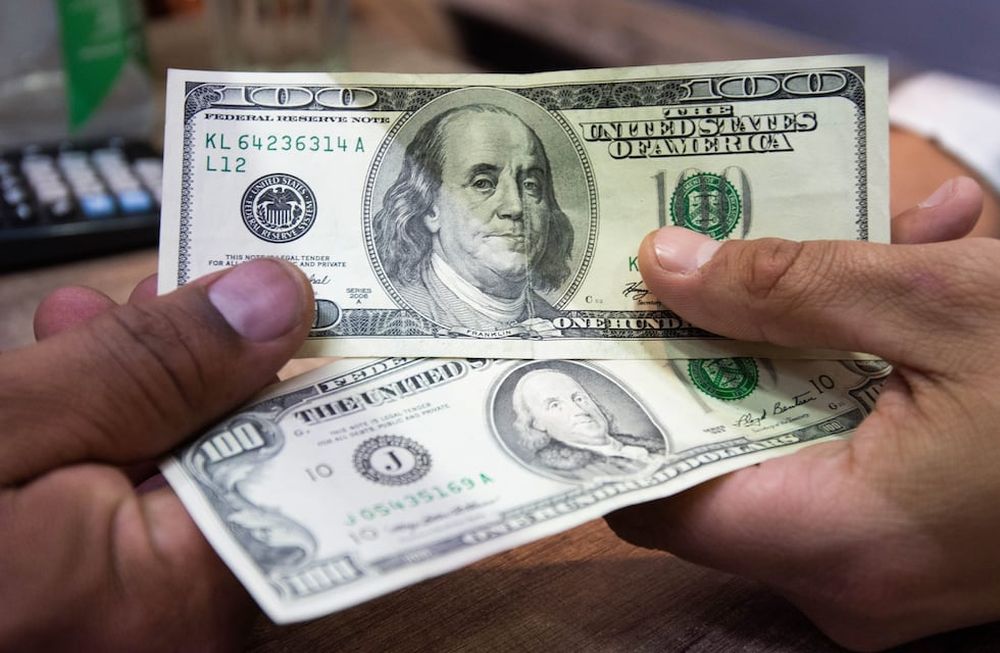 Dólar blue hoy en Mendoza: cotiza en su precio más bajo desde que comenzó 2022, ¿cómo comprar? - Mariana Villa / Los Andes