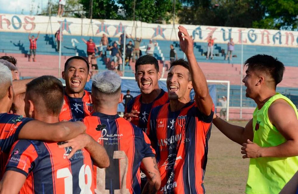 Una banda loca. Sanfilippo, Royo, Dinasso, Carrasco, Lázzaro y Martín festejan la clasificación de Talleres al Regional Amateur. Gentileza Prensa Andes Talleres.