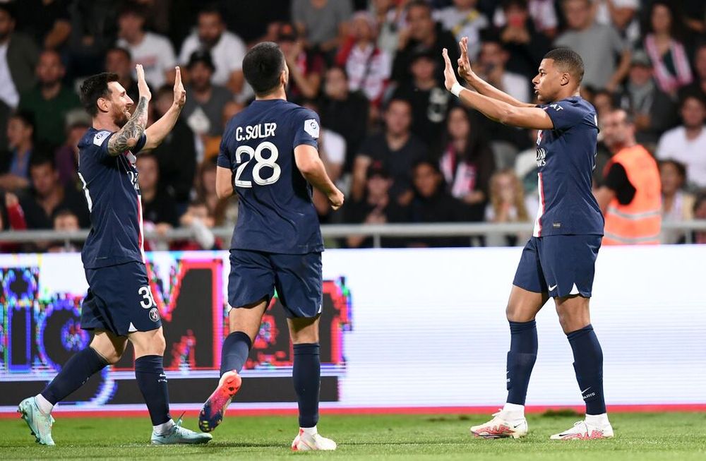 Messi celebra con Mbappé un nuevo tanto del PSG. Una dupla que se entiende y vuelva. (Prensa Ligue 1).