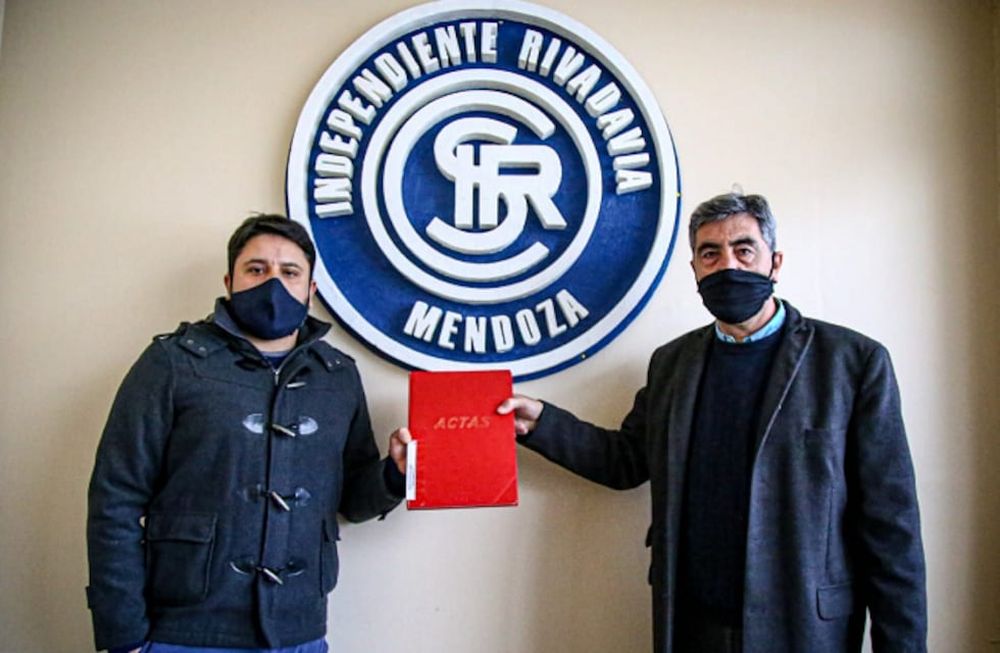 Alejandro Balderrama, titular saliente, entrega el libro de actas al flamante presidente de la institución, Carlos Castro. / Gentileza: Prensa CSIR