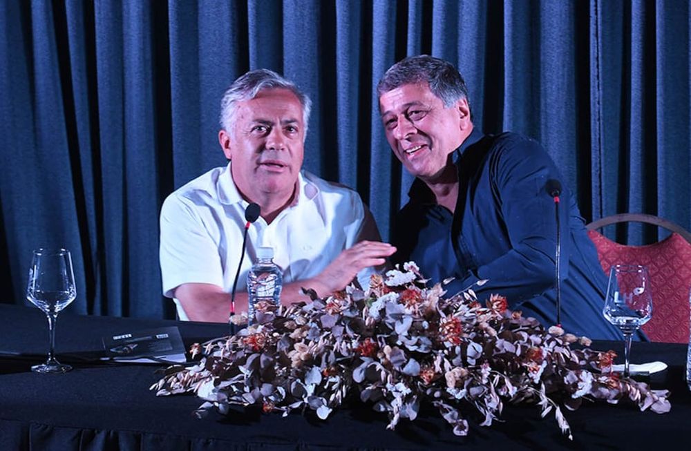 El Intendente de Las Heras Daniel Orozco (derecha)en la presentación de su libro MTD e IDEAS PARA UNA MENDOZA MEJOR, Alfredo Cornejo, Senador Nacional saliendo de la presentaciónFoto: José Gutierrez / Los Andes