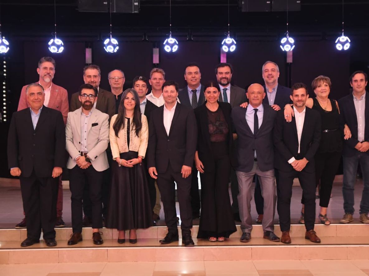 La foto de broche de oro del encuentro: Autoridades de ADERPE junto a representantes del Gobierno provincial: compromiso y agenda común para profundizar la articulación público-privada y el desarrollo industrial de Mendoza.