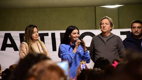 La intendenta de Santa Rosa, Flor Destéfanis, junto al presidente del PJ Mendoza, Emir Félix.