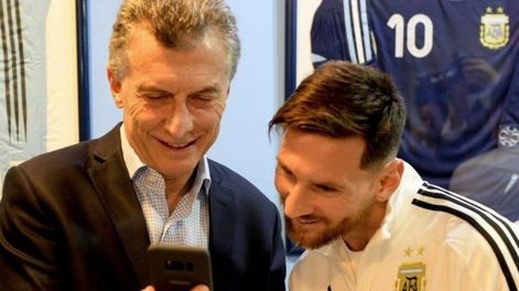 ¿Qué vieron Macri y Messi en el celular del presidente?