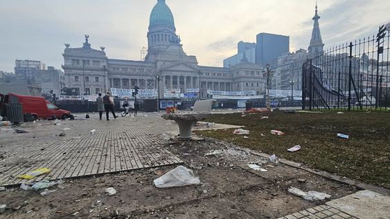 La Ciudad comenzó las tareas de reparación y limpieza de la zona aledaña al Congreso que fue el centro de las manifestaciones de ayer. Noticias Argentinas