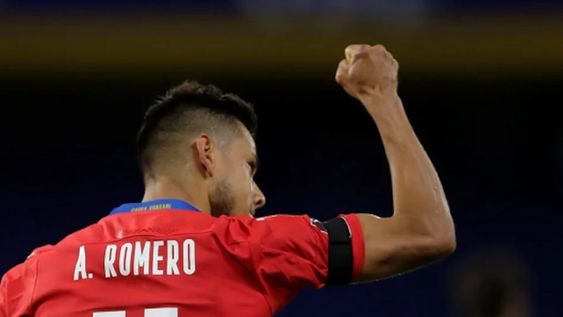 Angel Romero ejecuto con calidad el tiro penal y puso arriba a Paraguay. / Gentileza.
