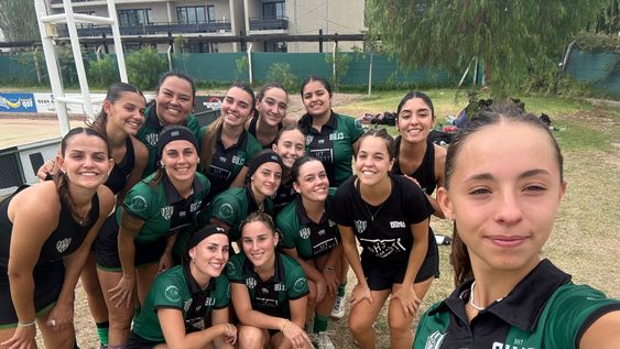 Hockey Césped. Las chicas de la primera de Maristas de la ciudad de San Rafael, que disputan el torneo regional A en Mendoza.