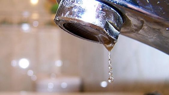 Vecinos del barrio La Favorita reclaman por reiterados cortes de agua. Archivo / Los Andes