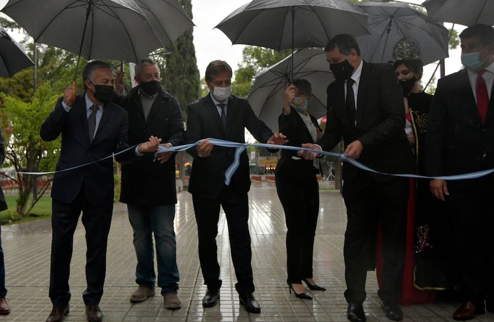 El intendente Daniel Orozco, Rodolfo Suarez, Julio Cobos y Alfredo Cornejo en la reinauguración de la Plaza departamental de Las Heras. Foto: Orlando Pelichotti /Los Andes
