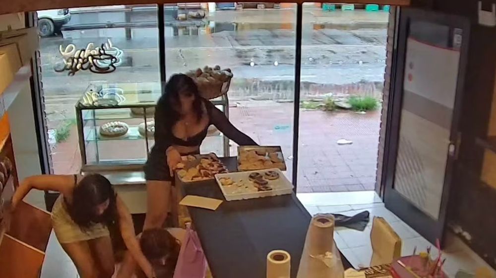 Las cámaras internas de la panadería registraron el momento en que una de las agresoras le arrebató el teléfono celular a la empleada tras golpearla.