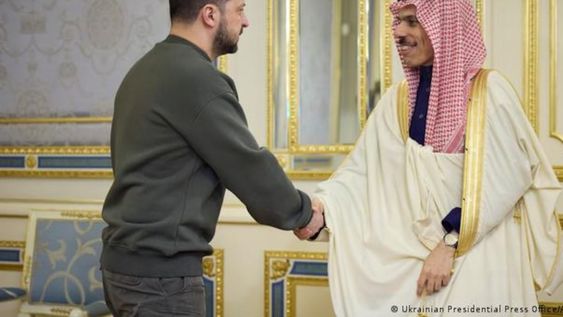 Volodimir Zelenski y Farhan bin Faisal, presidente de Ucrania y príncipe y ministro de exteriores de Arabia Saudita, respectivamente, en su encuentro en Kiev este domingo 26 de febrero de 2023.