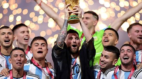 Los Andes | Una foto que no olvidaremos jamás y que veremos por siempre: Messi, sus compañeros, la Copa y la gloria eterna. / EFE