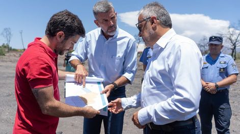 El intendente de Ciudad, Ulpiano Suárez, y el gobernador Alfredo Cornejo en el recorrido de la Playa San Agustín. Foto: Prensa Mendoza