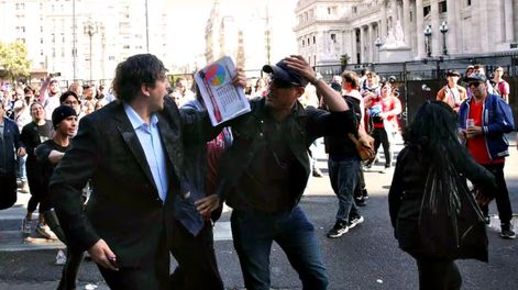 Los Andes | El joven fue agredido por los manifestantes que estaban en el Congreso - Gentileza La Nación