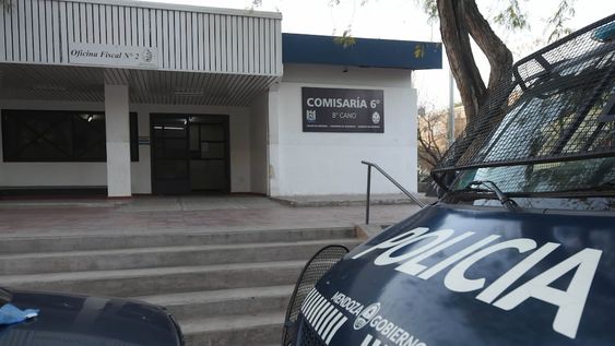 Al calabozo. El acusado pasó sus primeras horas en prisión en una celda de la comisaría Sexta. Hoy lo llevarán al penal provincial. José Gutiérrez/Los Andes