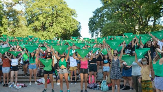 Distintas organizaciones feministas se reunieron en la Plaza Independencia para realizar la vigilia verde a horas de la votación en la Cámara Alta.