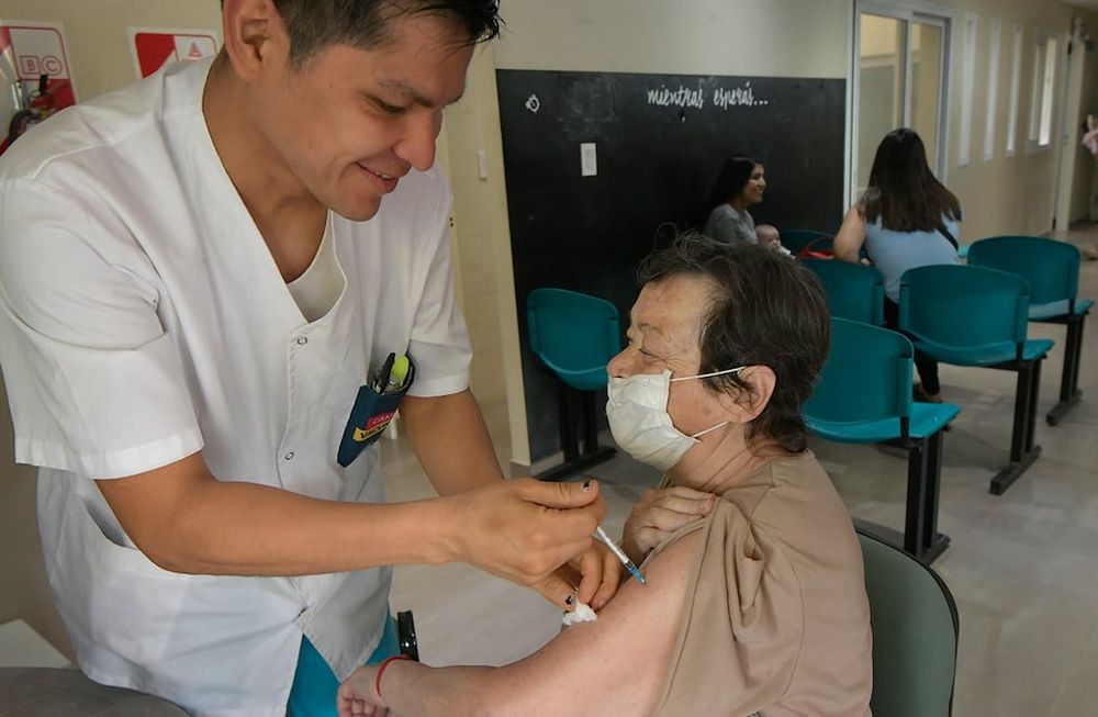 Se adelanta la llegada de la vacuna bivalente a Mendoza y se espera el ingreso la próxima semanaFoto: Orlando Pelichotti / Los Andes