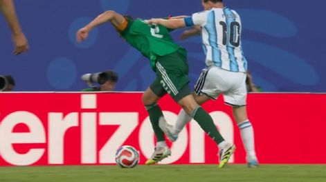 Los Andes | La plancha de Lionel Messi a Aissa Mandi que desató polémica en Argentina-Argelia