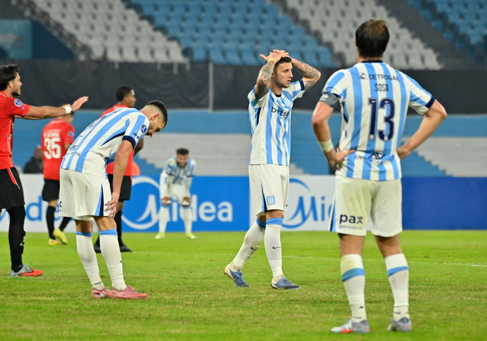 Sin consuelo. El equipo de Gustavo Costas quedó afuera de la Copa Sudamericana en Avellaneda. 