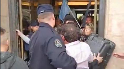 Incidentes en el ingreso del Poder Judicial, entre manifestantes de Judiciales y la policía.