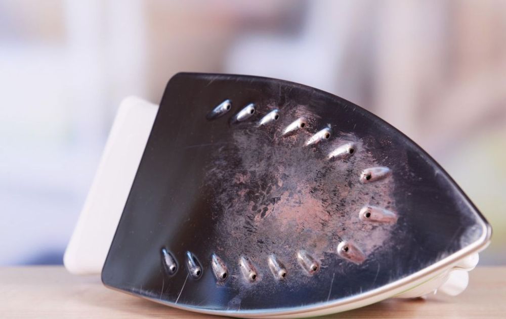 Estos elementos los tenemos en casa y ayudan a recuperar el brillo de la superficie y volver a planchar la ropa sin dejar marcas ni malos olores.