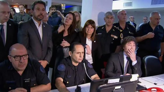 El presidente Javier Milei acompañado por la ministra de seguridad Patricia Bullrich monitorea el desarrollo de la protesta convocada hoy desde la sede de la policía Federal. Foto NA: imagen video