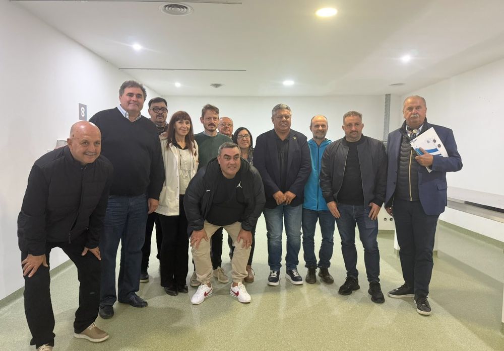 Chiqui Tapia estuvo en Bahía Blanca y entregó todo lo recaudado por la Selección Argentina en la práctica formal de fútbol que realizó junto al Sub 20 en cancha de Huracán.&nbsp;