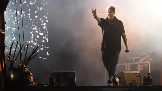 Uno de los exponentes del momento fue envuelto en llamas mientras realizaba su show. Todo indica que el trapero se habría ubicado mal en el escenario y esto provocó el incidente.