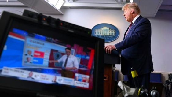 Las grandes cadenas cortaron el discurso del presidente Donald Trump sobre denuncia de fraude electoral debido a que lo consideraron desinformación.