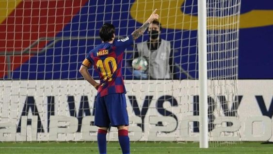 El astro argentino convirtió el segundo gol del Barcelona de penal y festejó de cara a un tribuna vacía y levantando uno de sus brazos.