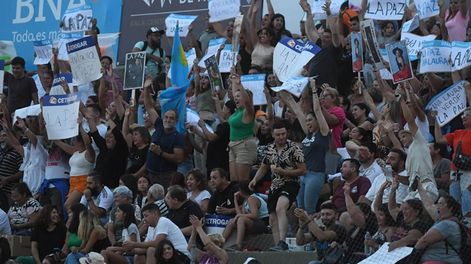 En las gradas del teatro griego, las hinchadas desplegaron su color. | Foto: Marcelo Rolland / Los Andes