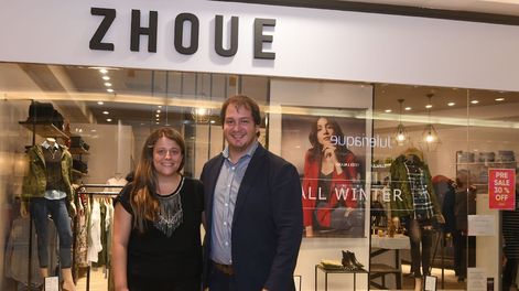 Zhoue sorprendió a ellas en el Shopping