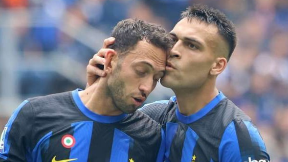 Lautaro Martínez y Hakan Calhanoglu en el Inter de Milan