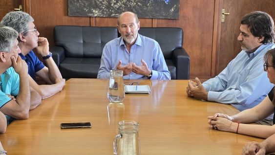 El ministro de Producción, Rodolfo Vargas Arizu, recibió a productores afectados por las últimas contingencias climáticas en San Rafael. Foto: Gobierno de Mendoza