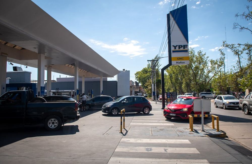 Largas filas de vehículos se formaron en las estaciones de servicio debido a la posibilidad de un inminente aumento en el precio de los combustibles.Foto: Ignacio Blanco / Los Andes