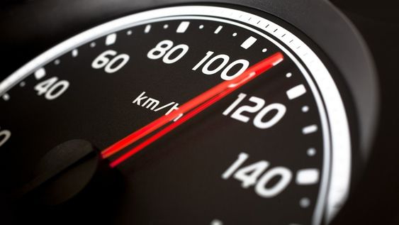 ni 60 ni 120 km/h: a que velocidad se recomienda viajar para cuidar el motor del auto
