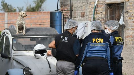 Los Andes | Científica recolectando datos en la casa de Juan Vela, asesinado anoche para robarle la moto.  /ignacio Blanco - Los Andes.